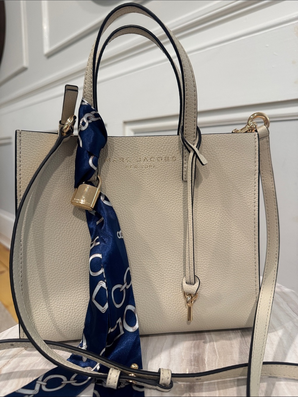 Marc Jacobs Bag Mini Grind Cream Leather Tote Crossbody with Navy Scarf - Picture 4 of 17